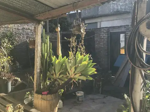 Casa 6 ambientes con 2 baños