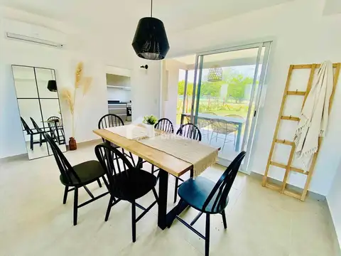 Casa 4 ambientes con 2 baños