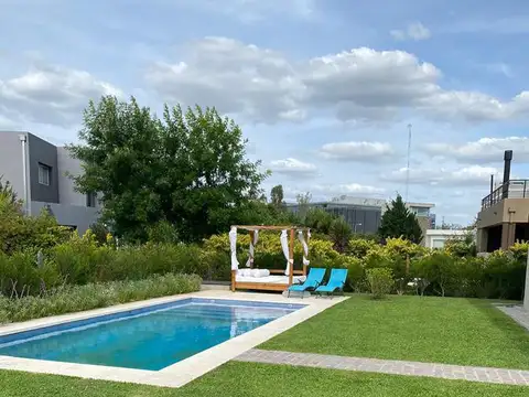 Casa en venta sobre boulevard central- Ayres Plaza