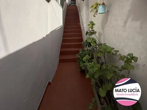 IMPECABLE PH PRIMER PISO POR ESCALERA CON BALCON Y TERRAZA