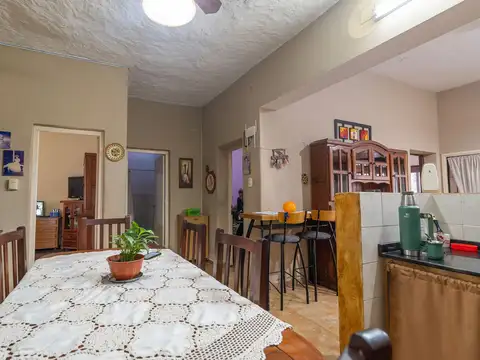 Casa 6 ambientes con 2 baños