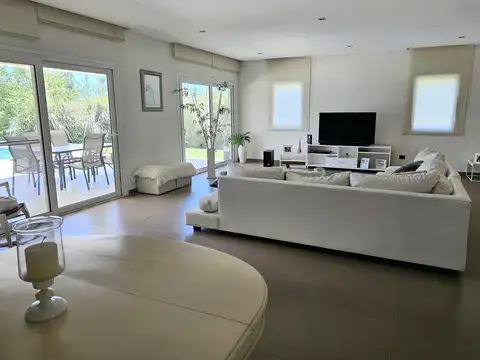 Casa 5 ambientes con 6 baños