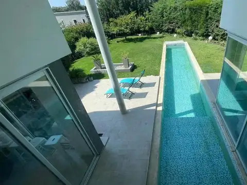 Casa en Venta con 2 cocheras