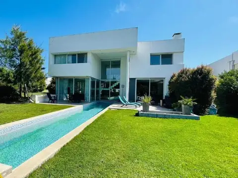 Casa en venta - 4 Dormitorios 3 Baños - Cocheras - 934Mts2 - Mar del Plata