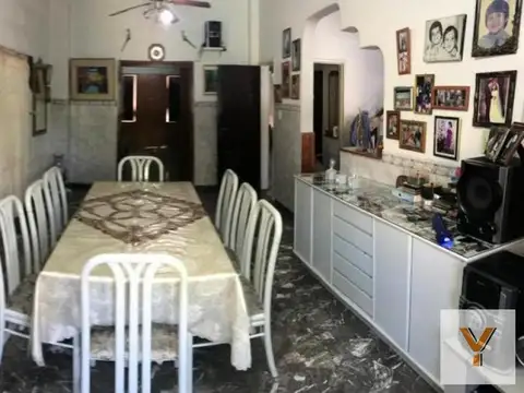 Casa 10 ambientes con 4 baños