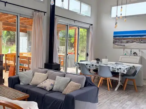 Casa 4 ambientes con 2 baños