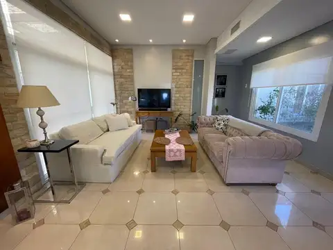 Casa en Alquiler en Loma Verde, USD 2.800