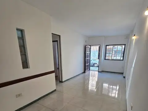 Departamento de 2 Ambientes, P.B. Fte. - Ramos Mejía Sur