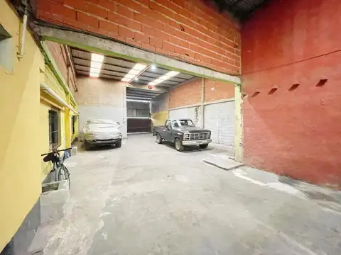 GALPON EN ZONA INDUSTRIAL CON VIVIENDA Y JARDIN!