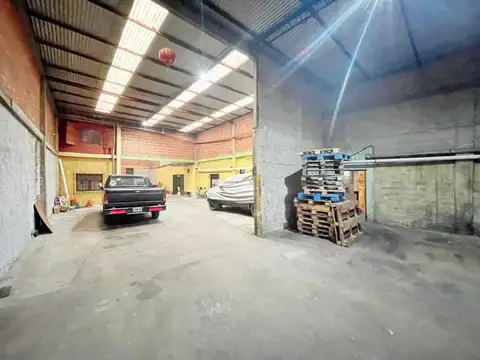 GALPON EN ZONA INDUSTRIAL CON VIVIENDA Y JARDIN! 