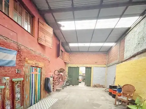 GALPON EN ZONA INDUSTRIAL CON VIVIENDA Y JARDIN!