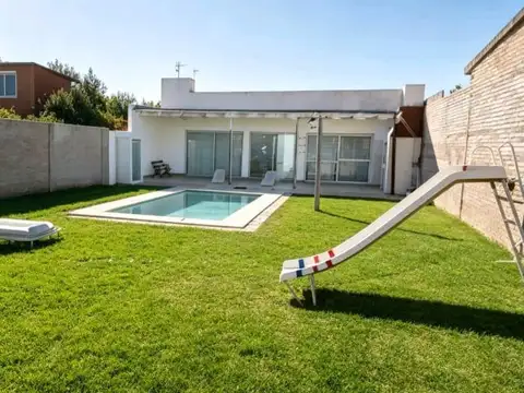 VENTA - CASA DE DOS DORMITORIOS CON PILETA Y COCHERA - TIMBÚES