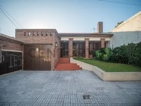 casa en venta sobre calle Cantilo, City Bell