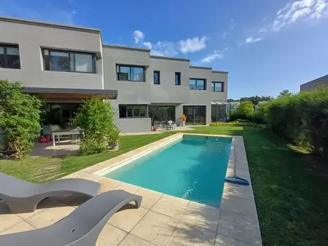 VENTA CASA 5 AMBIENTES CON PISCINA RUMENCO