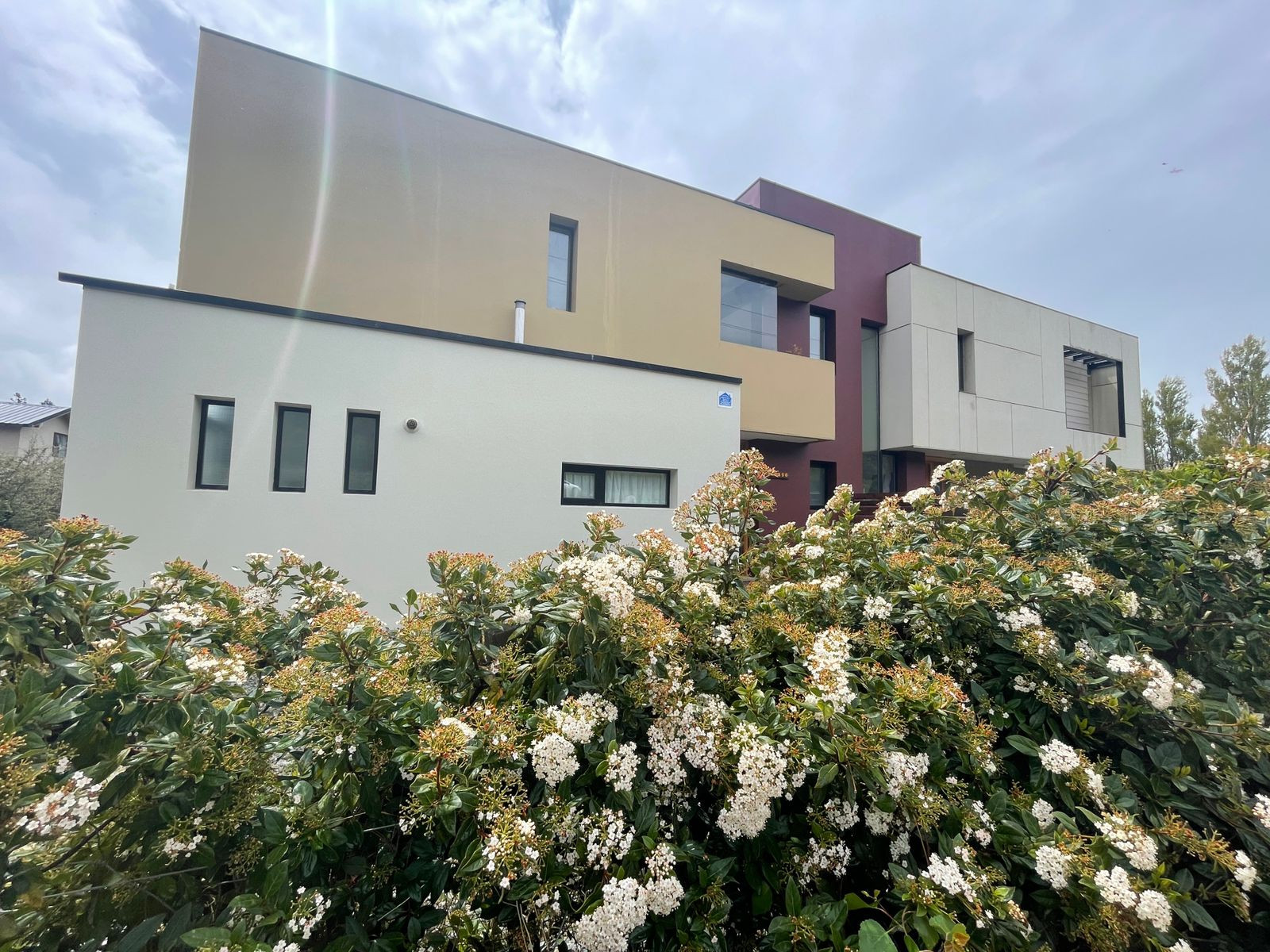 Moderna Casa en Alquiler Permanente - Diseño Unico, Amplio Jardin y Gran Luminosidad