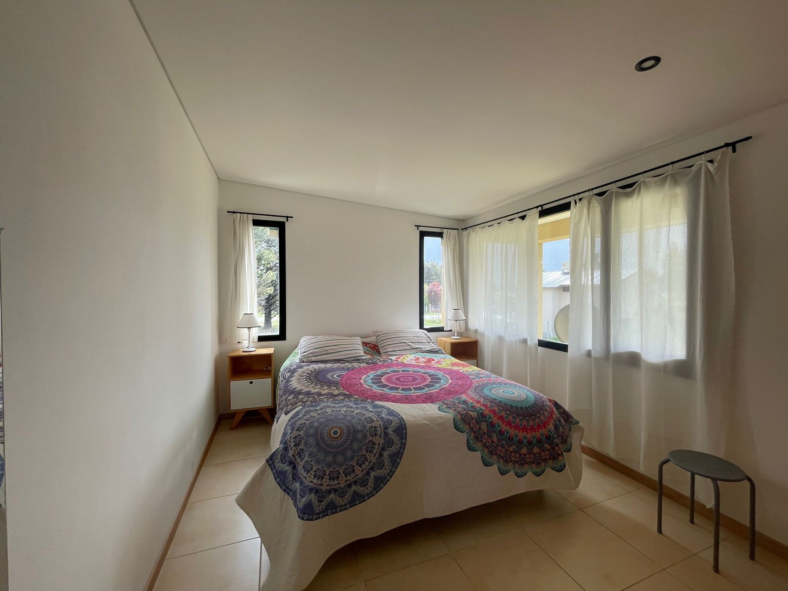 Moderna Casa en Alquiler Permanente - Diseño Unico, Amplio Jardin y Gran Luminosidad