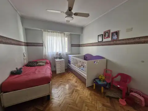 Venta - 4 ambientes al frente con balcón - gran cocina - Once