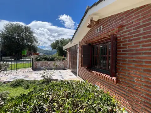 SE VENDE CASA DOS DORM EN LA FALDA B° SANTA ROSA 