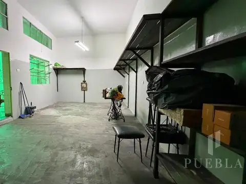 Taller / depósito con oficinas y vivienda, patio y terraza propia 