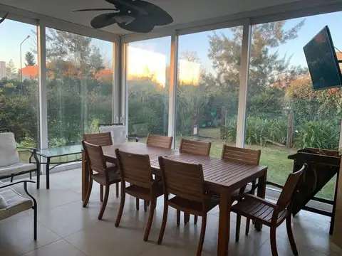 Casa 5 ambientes con 4 baños