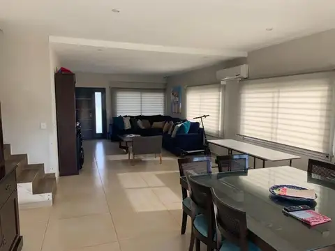 Casa en Venta con 4 cocheras