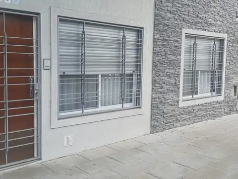 Hermoso PH de dos ambientes al frente con patio Digno de ver 