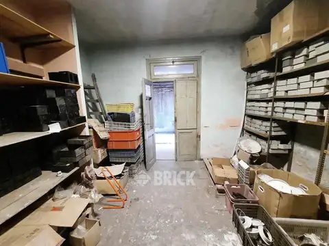 GRAN GALPON CON PARABOLICO CON CASA 4 AMBIENTES EN LOTE DE 8.66X40 MTS EN DE LA SERNA AL 1800