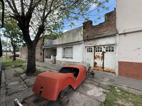 CASA DOS DORMIS Y COCHERA BARRIO CENTENARIO