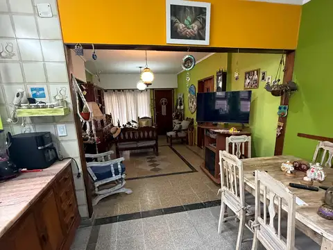Casa 4 ambientes con 2 baños
