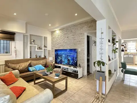 Casa 4 ambientes con 2 baños