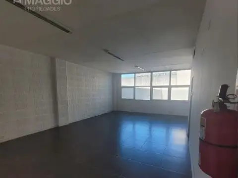 Oficina 5 ambientes con 2 baños