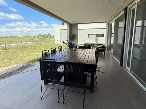 Casa en Venta en El Cantón - Barrio Golf, USD 440.000