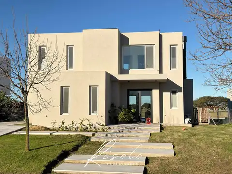 Casa en venta. Barrio Cerrado con fondo a la cancha de Golf. Escobar
