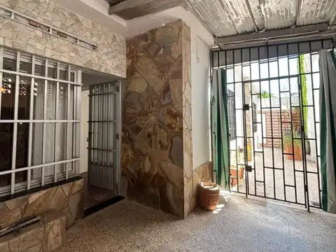Casa 6 ambientes con 2 baños