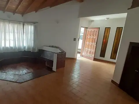 Casa en Venta con 3 cocheras
