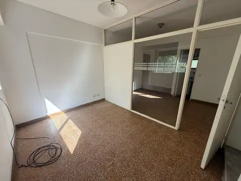 MONOAMBIENTE DIVIDIDO – AL FRENTE – APTO PROFESIONAL – LUMINOSO