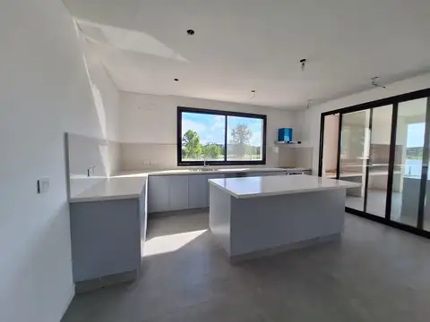 Casa 6 ambientes con 4 baños