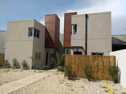 EXCELENTE CATEGORIA CONDOMINIO 3 AMBIENTES CON COCHERA