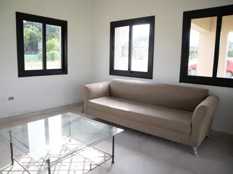 Casa en Alquiler con 2 cocheras