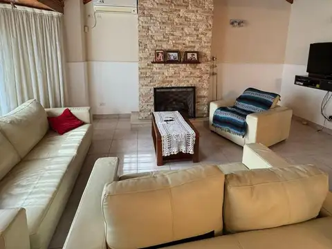 Casa 4 ambientes con 5 baños