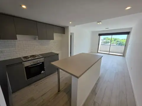 Alquiler Departamento de Tres Ambientes con Cochera. Tigre