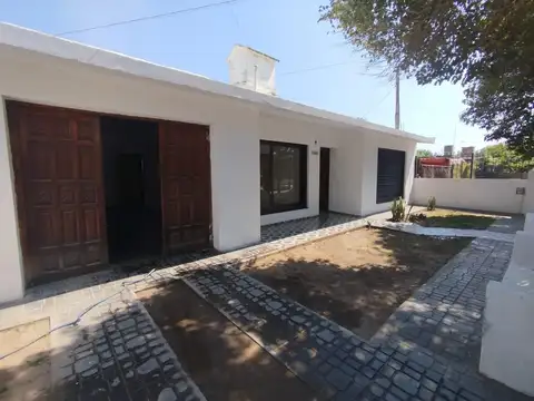 Casa en alquiler 2 dormitorios con garage y patio b° residencial santa rosa
