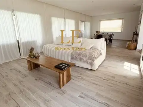 Casa en Venta con 3 cocheras