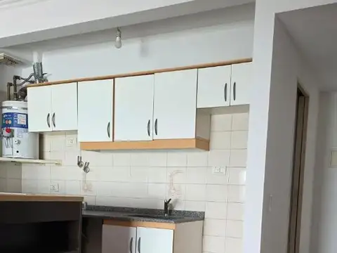 Monoambiente muy cómodo contra frente con balcón 