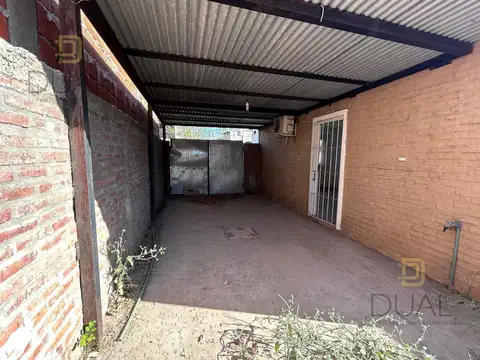 VENTA CASA AL FRENTE EN PH – 2 DORMITORIOS – COCHERA Y PATIO – APTA CRÉDITO