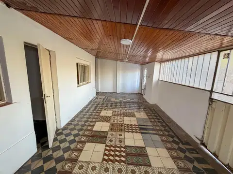 Casa con tres dormitorios, patio y cochera en Barrio Los Nogales.