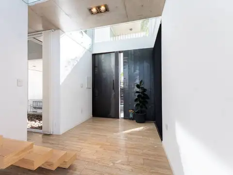 Casa 8 ambientes con 4 baños