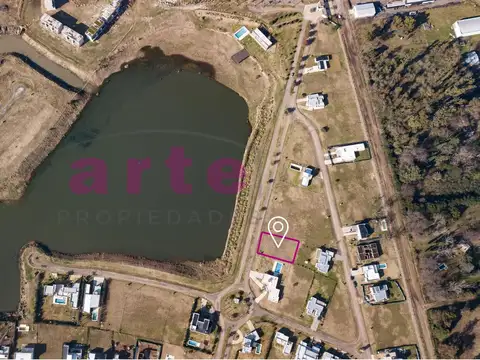 Terreno central frente a la laguna en venta en barrio cerrado los juncos P2