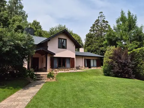 Amplia y comoda casa en Barrio La Cascada