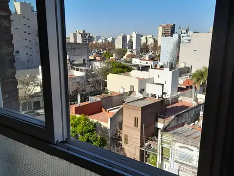 Departamento de 2 ambientes en edificio en esquina Av. Juan de Garay y Pereyra. Piso alto